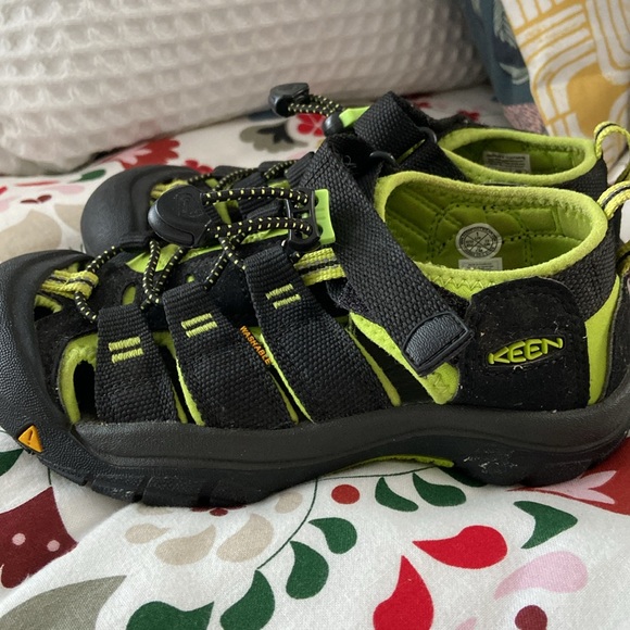 Keen sandals black and lime green size kids 1 - Picture 7 of 7